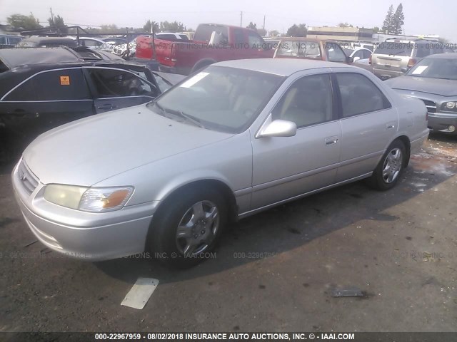 JT2BG22K410552433 - 2001 TOYOTA CAMRY CE/LE/XLE SILVER photo 2