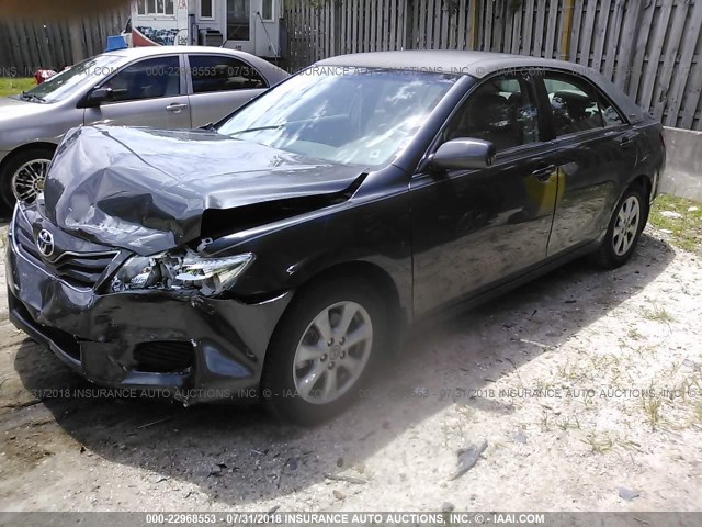 4T4BF3EK5BR219276 - 2011 TOYOTA CAMRY SE/LE/XLE ნაცრისფერი ფოტო 2