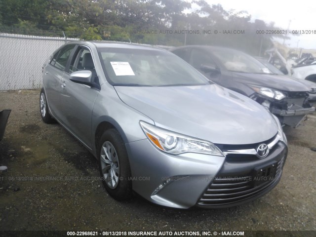 4T4BF1FK0FR485815 - 2015 TOYOTA CAMRY LE/XLE/SE/XSE SILVER photo 1