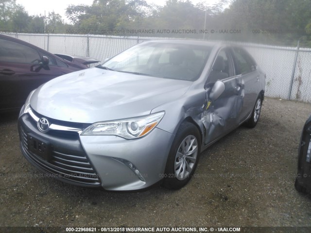4T4BF1FK0FR485815 - 2015 TOYOTA CAMRY LE/XLE/SE/XSE SILVER photo 2