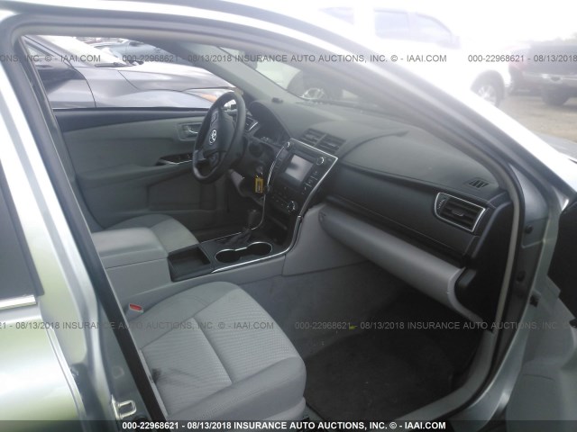 4T4BF1FK0FR485815 - 2015 TOYOTA CAMRY LE/XLE/SE/XSE SILVER photo 5