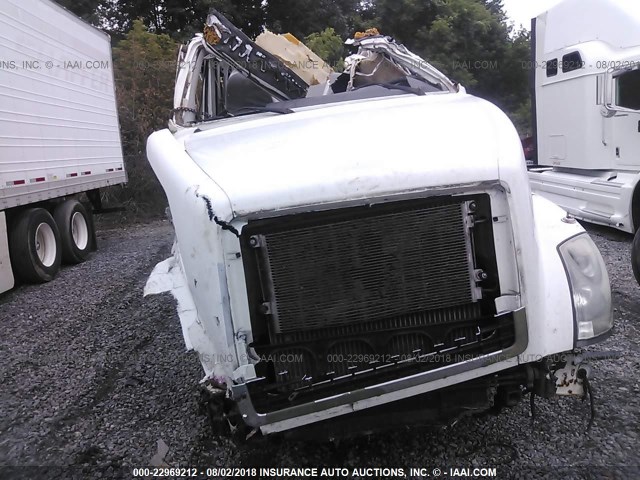 4V4NC9TG44N364946 - 2004 VOLVO VN L WHITE photo 9