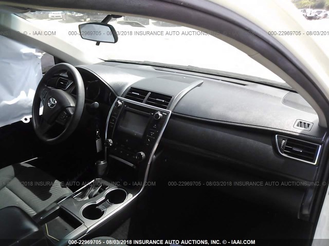 4T4BF1FK3GR550318 - 2016 TOYOTA CAMRY LE/XLE/SE/XSE WHITE photo 5