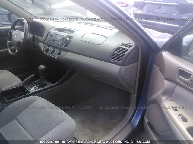 4T1BE32K22U539060 - 2002 TOYOTA CAMRY LE/XLE/SE Mavi foto 5