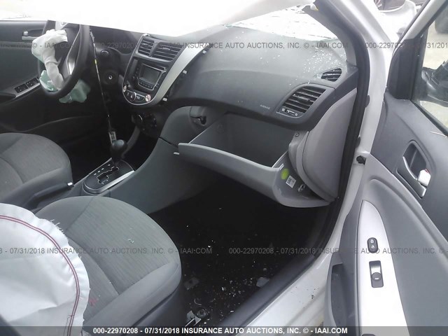 KMHCT4AE0HU368328 - 2017 HYUNDAI ACCENT SE WHITE photo 5