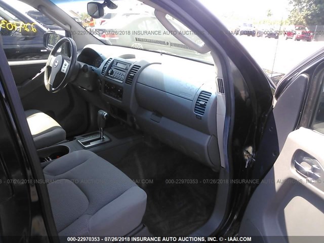 1N6AD07W55C420567 - 2005 NISSAN FRONTIER CREW CAB LE/SE/OFF ROAD BLACK photo 5