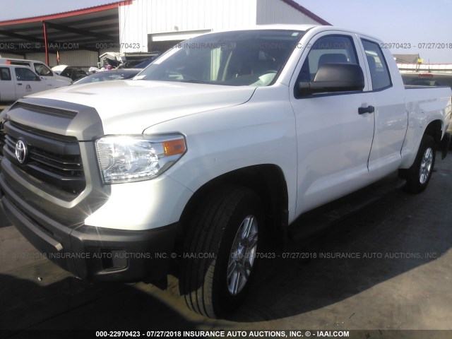 5TFRM5F1XGX103937 - 2016 TOYOTA TUNDRA DOUBLE CAB SR/SR5 WHITE photo 2