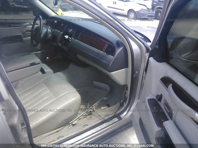 1LNHM81W63Y613024 - 2003 LINCOLN TOWN CAR EXECUTIVE Коричневый фото 5