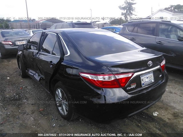 4T1BF1FK2HU657467 - 2017 TOYOTA CAMRY LE/XLE/SE/XSE BLACK photo 3