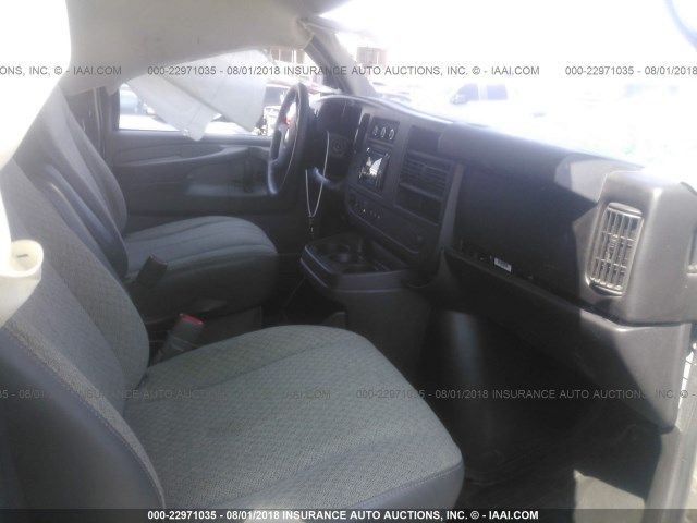 1GAZGXFG7B1106922 - 2011 CHEVROLET EXPRESS G3500 LS GRAY photo 5