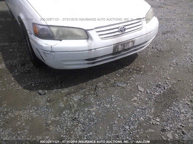 JT2BF22K8X0200595 - 1999 TOYOTA CAMRY LE/XLE WHITE photo 6