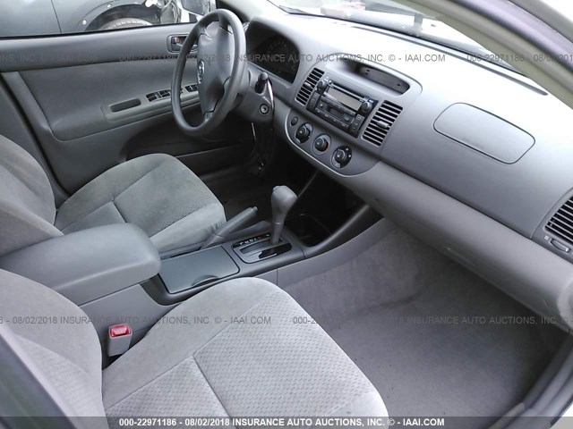 4T1BE32K24U378938 - 2004 TOYOTA CAMRY LE/XLE/SE 银色 照片 5