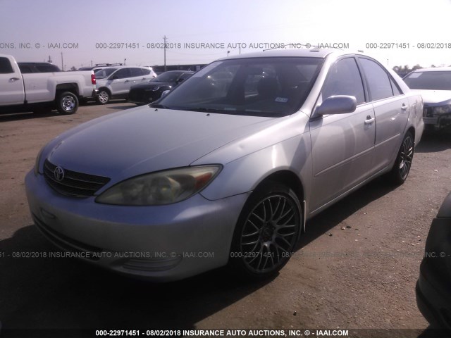 JTDBE32K430234317 - 2003 TOYOTA CAMRY LE/XLE SILVER photo 2