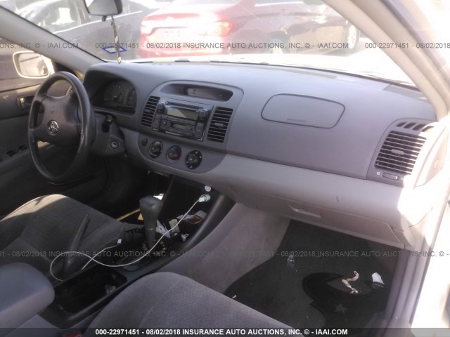 JTDBE32K430234317 - 2003 TOYOTA CAMRY LE/XLE SILVER photo 5