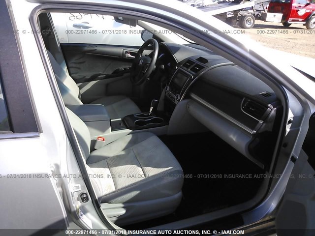 4T1BF1FK9CU151854 - 2012 TOYOTA CAMRY SE/LE/XLE ვერცხლისფერი ფოტო 5