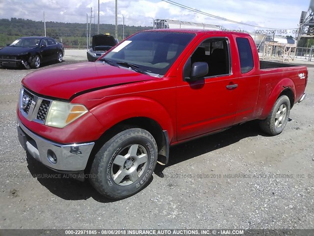 1N6AD06W45C435613 - 2005 NISSAN FRONTIER KING CAB LE/SE/OFF ROAD RED photo 2