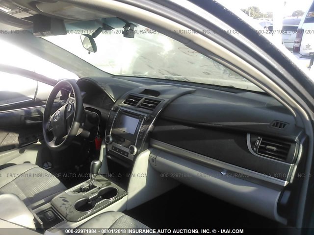 4T4BF1FKXER385574 - 2014 TOYOTA CAMRY L/SE/LE/XLE 灰色 照片 5