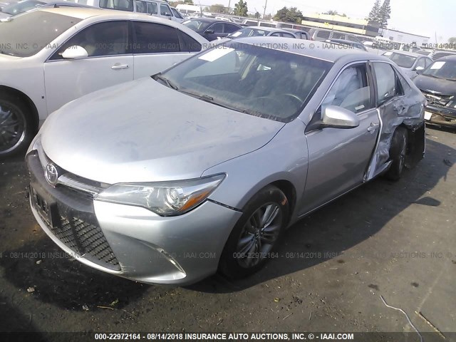 4T1BF1FK8FU957723 - 2015 TOYOTA CAMRY LE/XLE/SE/XSE SILVER photo 2