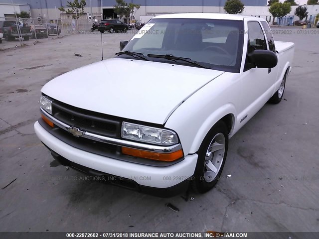 1GCCS19W628131491 - 2002 CHEVROLET S TRUCK S10 WHITE photo 2