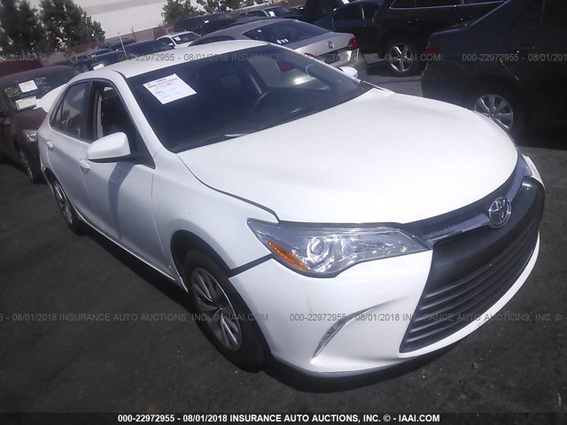 4T1BF1FK5HU430371 - 2017 TOYOTA CAMRY LE/XLE/SE/XSE 白色 照片 1