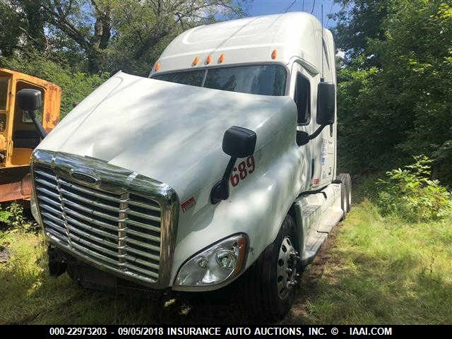 1FUJGLDR2CLBR7651 - 2012 FREIGHTLINER CASCADIA 125  WHITE photo 2