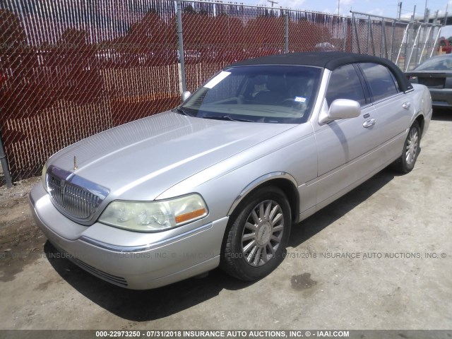 1LNHM81W33Y605222 - 2003 LINCOLN TOWN CAR EXECUTIVE SILVER photo 2