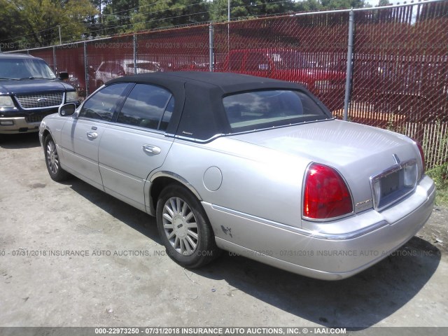 1LNHM81W33Y605222 - 2003 LINCOLN TOWN CAR EXECUTIVE Серебристый фото 3