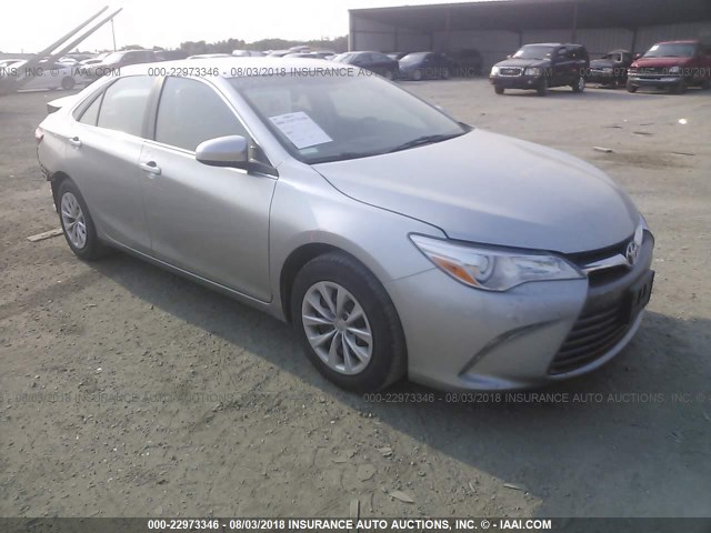 4T4BF1FK7FR487111 - 2015 TOYOTA CAMRY LE/XLE/SE/XSE 银色 照片 1