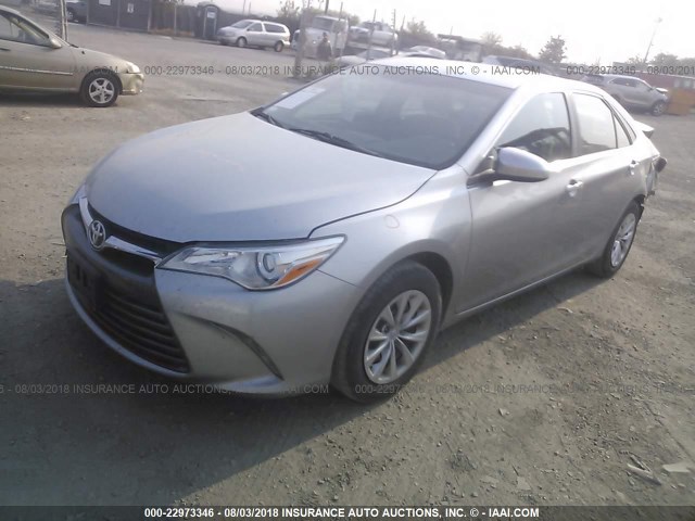 4T4BF1FK7FR487111 - 2015 TOYOTA CAMRY LE/XLE/SE/XSE SILVER photo 2