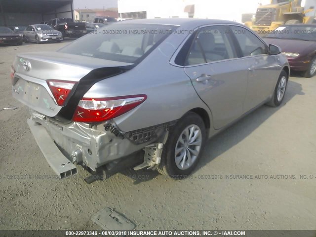 4T4BF1FK7FR487111 - 2015 TOYOTA CAMRY LE/XLE/SE/XSE SILVER photo 4