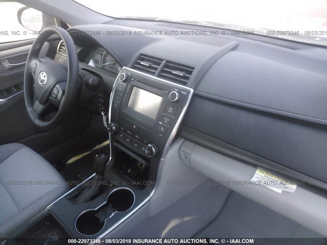 4T4BF1FK7FR487111 - 2015 TOYOTA CAMRY LE/XLE/SE/XSE 银色 照片 5