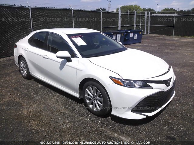 4T1B11HK3JU088386 - 2018 TOYOTA CAMRY L/LE/XLE/SE/XSE WHITE photo 1