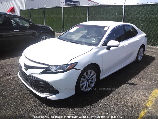 4T1B11HK3JU088386 - 2018 TOYOTA CAMRY L/LE/XLE/SE/XSE WHITE photo 2