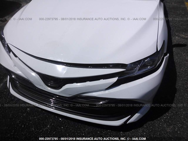 4T1B11HK3JU088386 - 2018 TOYOTA CAMRY L/LE/XLE/SE/XSE WHITE photo 6