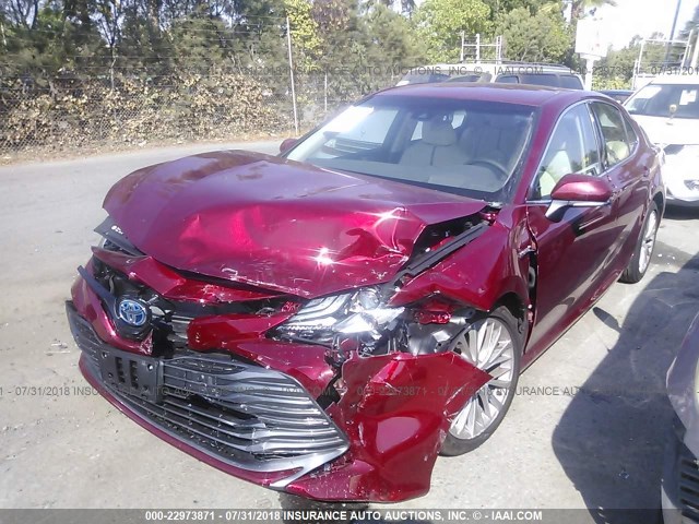 4T1B21HK7JU507546 - 2018 TOYOTA CAMRY HYBRID/LE/XLE/SE RED photo 2