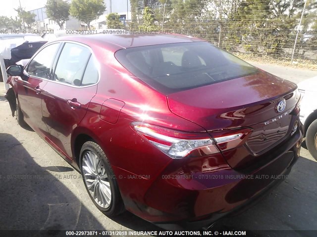 4T1B21HK7JU507546 - 2018 TOYOTA CAMRY HYBRID/LE/XLE/SE RED photo 3