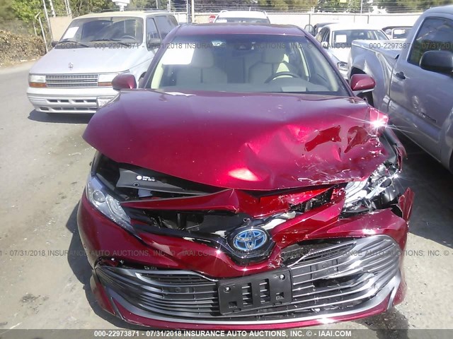 4T1B21HK7JU507546 - 2018 TOYOTA CAMRY HYBRID/LE/XLE/SE RED photo 6