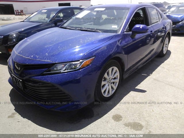 4T1B11HK9JU503257 - 2018 TOYOTA CAMRY L/LE/XLE/SE/XSE BLUE photo 2