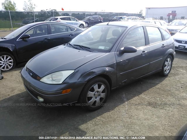 3FAFP37312R172019 - 2002 FORD FOCUS ZX5 GRAY photo 2