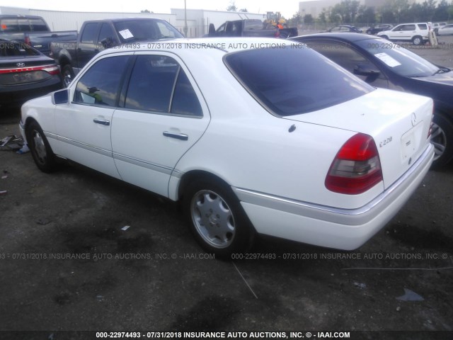 WDBHA22E1SF146362 - 1995 MERCEDES-BENZ C 220 WHITE photo 3