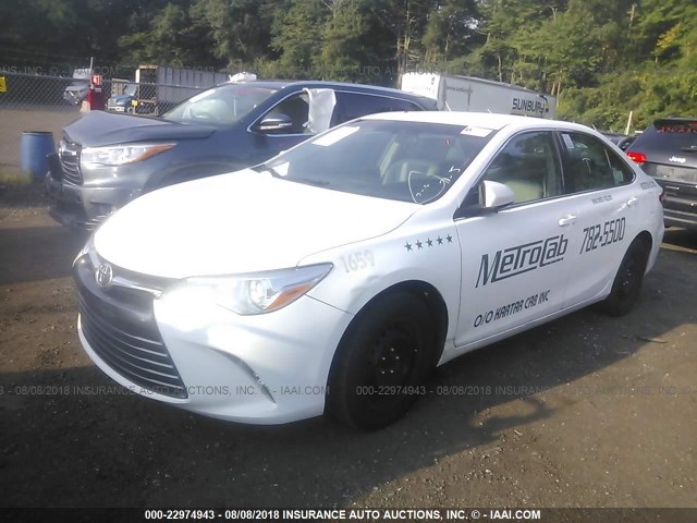 4T4BF1FK7FR456067 - 2015 TOYOTA CAMRY LE/XLE/SE/XSE WHITE photo 2
