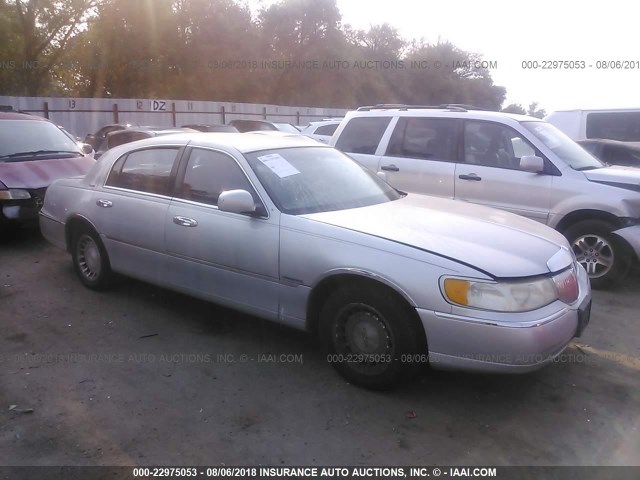 1LNHM81W5YY936844 - 2000 LINCOLN TOWN CAR EXECUTIVE SILVER photo 1