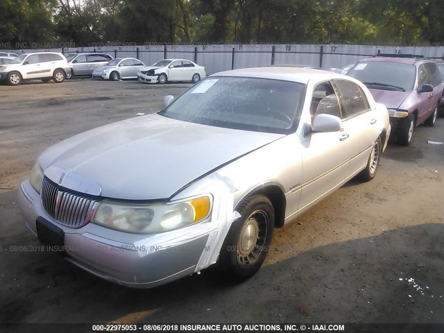 1LNHM81W5YY936844 - 2000 LINCOLN TOWN CAR EXECUTIVE SILVER photo 2
