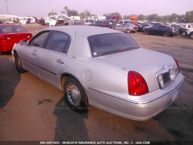 1LNHM81W5YY936844 - 2000 LINCOLN TOWN CAR EXECUTIVE SILVER photo 3