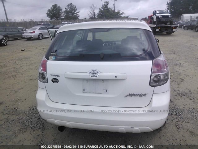 2T1KR32E15C438936 - 2005 TOYOTA COROLLA MATRIX XR WHITE photo 6
