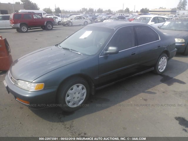 1HGCD5634VA226187 - 1997 HONDA ACCORD LX/EX GREEN photo 2