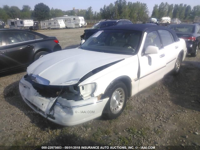 1LNFM81W5WY646317 - 1998 LINCOLN TOWN CAR EXECUTIVE WHITE photo 2