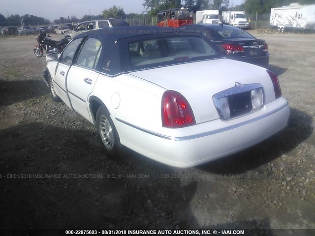 1LNFM81W5WY646317 - 1998 LINCOLN TOWN CAR EXECUTIVE WHITE photo 3