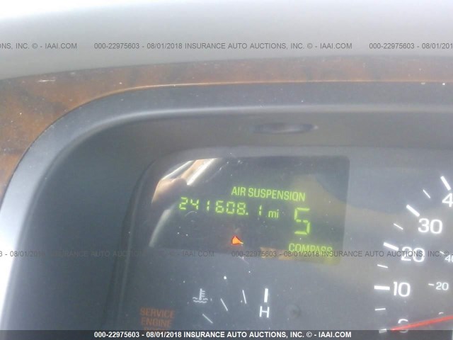 1LNFM81W5WY646317 - 1998 LINCOLN TOWN CAR EXECUTIVE WHITE photo 7