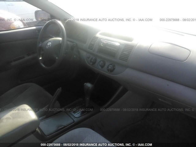 4T1BE32K22U579929 - 2002 TOYOTA CAMRY LE/XLE/SE 银色 照片 5